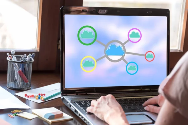 Felhő-hálózati koncepció egy laptop képernyőjén — Stock Fotó