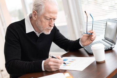 Pazarlama grafiklerini analiz eden işadamı