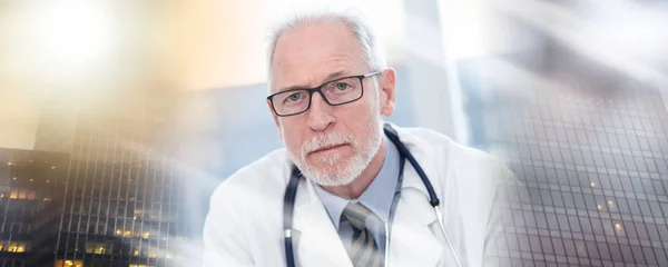 Erkek kıdemli doktor portresi; çoklu pozlama — Stok fotoğraf