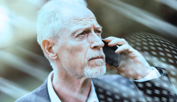 Volwassen man praten op mobiele telefoon; lichteffect — Stockfoto