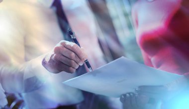 Yönetici asistanı ile çalışan kıdemli müdür; ışık efekti