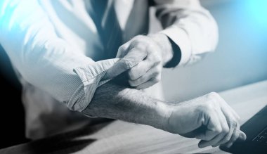 İşadamı kollarını sıvadı; ışık efekti