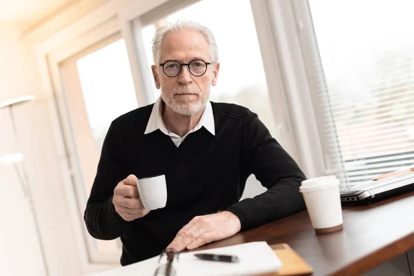 Retrato del hombre de negocios tomando un café — Foto de Stock