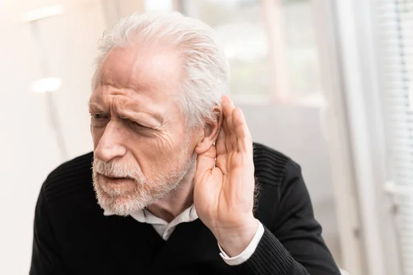 Äldre Man med hörselproblem — Stockfoto