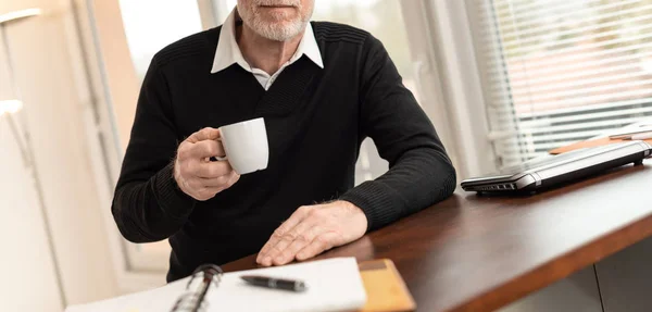 Uomo d'affari che si prende una pausa caffè — Foto Stock