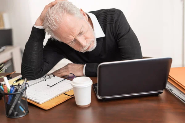 Retrato del empresario senior con exceso de trabajo — Foto de Stock