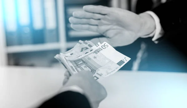 Mão rejeitando uma oferta de dinheiro — Fotografia de Stock