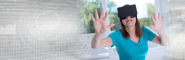 Mulher usando um fone de ouvido de realidade virtual; bandeira panorâmica — Fotografia de Stock
