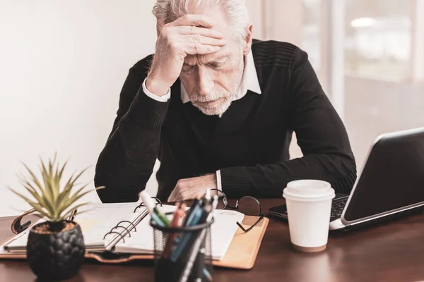 Porträtt av överarbetade Senior affärsman — Stockfoto