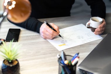 Pazarlama stratejisi iyileştirme üzerinde çalışan işadamı