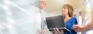 Bir iş tartışma, ışık etkisi sahip arkadaşları