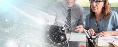 Birlikte çalışan iki iş kişinin portresi; birden fazla Expos