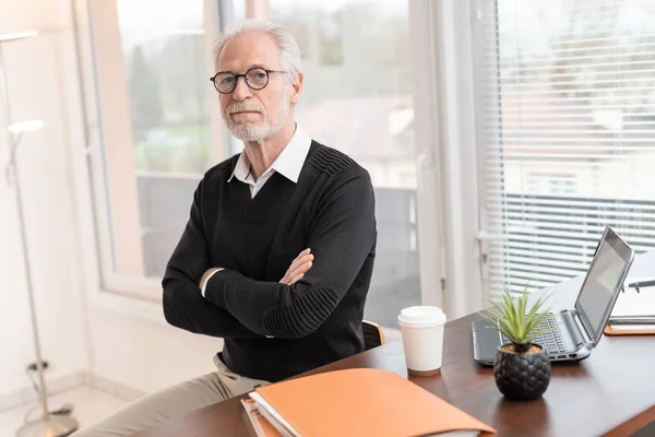 Retrato de hombre de negocios con los brazos cruzados — Foto de Stock