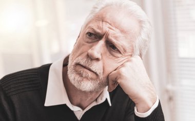 Düşünceli kıdemli işadamının portresi