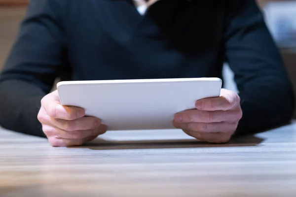 Man met zijn Tablet PC — Stockfoto