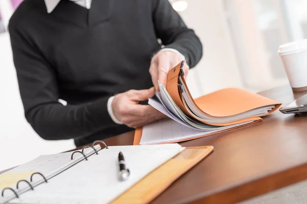 Бизнесмен ищет документ в папке — стоковое фото