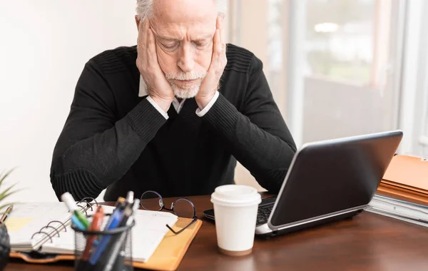 Porträtt av överarbetade Senior affärsman — Stockfoto