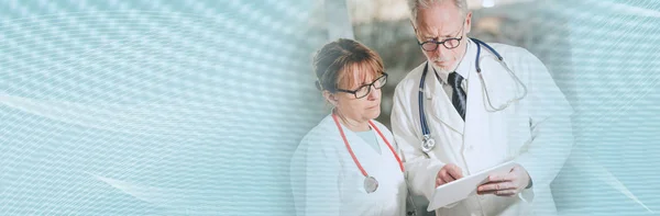 Tablette tıbbi rapor hakkında tartışan iki doktor; Panoramik — Stok fotoğraf