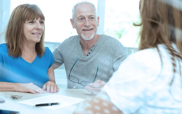Senior par möte finansiell rådgivare; ljuseffekt — Stockfoto
