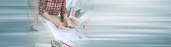 Arquitectos trabajando en planos; pancarta panorámica —  Fotos de Stock