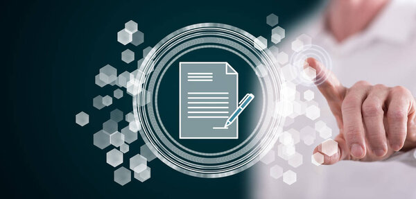 Человек, касающийся умной концепции контракта
