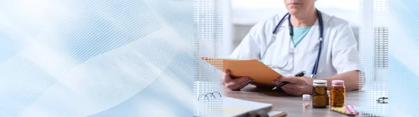 Doctora leyendo un informe médico; pancarta panorámica — Foto de Stock