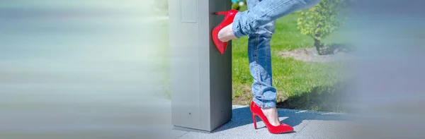 Wanita berpakaian mengenakan sepatu hak tinggi merah; spanduk panorama — Stok Foto