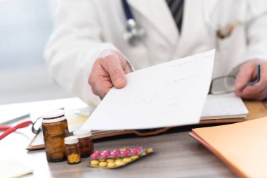 Reçete veren doktorun eli