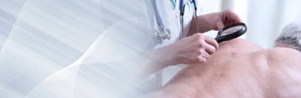 Dermatologe untersucht die Haut eines Patienten; Panorama-Banner — Stockfoto