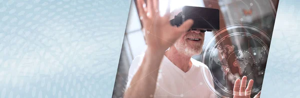 Homem usando um fone de ouvido de realidade virtual, exposição dupla, panorâmica — Fotografia de Stock