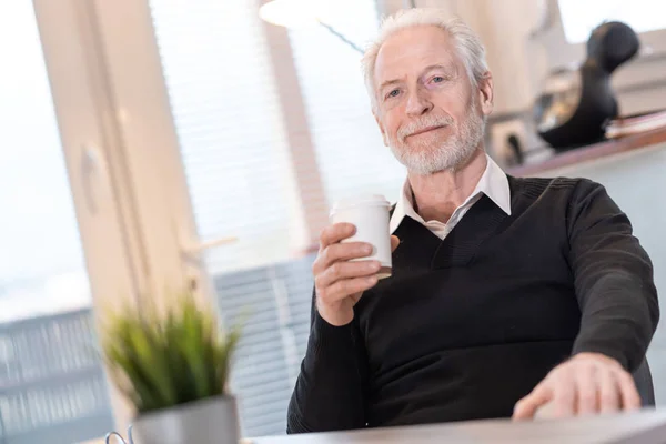 Ritratto di uomo d'affari anziano che fa una pausa caffè — Foto Stock