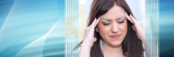 Retrato de mujer joven con dolor de cabeza; pancarta panorámica —  Fotos de Stock