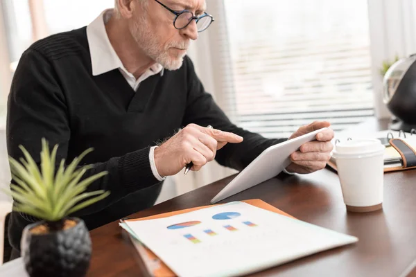 Uomo d'affari che lavora su tablet digitale in ufficio — Foto Stock