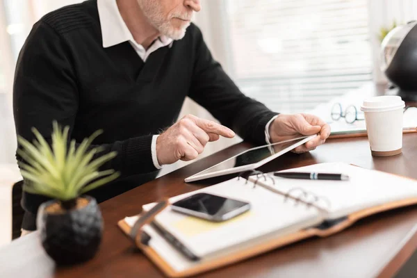 Uomo d'affari che lavora su tablet digitale in ufficio — Foto Stock