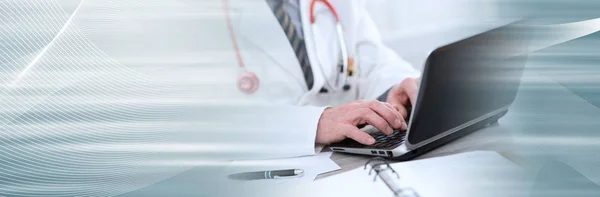 Dizüstü bilgisayar kullanan erkek doktor; panoramik afiş — Stok fotoğraf