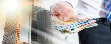 Euro banknotlarını tutan adam eli; çoklu pozlama