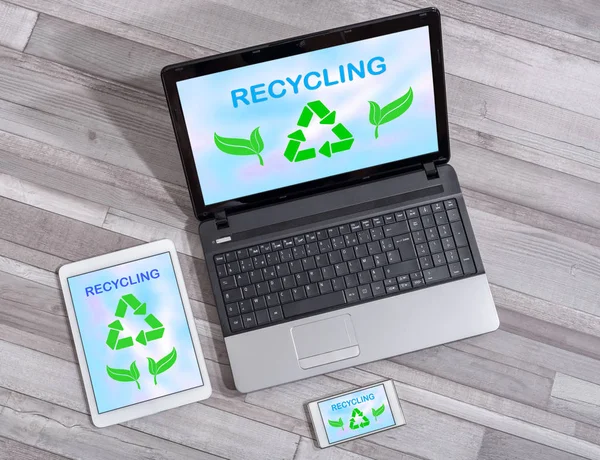 Concepto de reciclaje en diferentes dispositivos — Foto de Stock