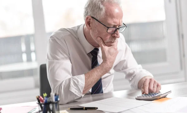 Businessman doing his accounting — Stock Photo, Image