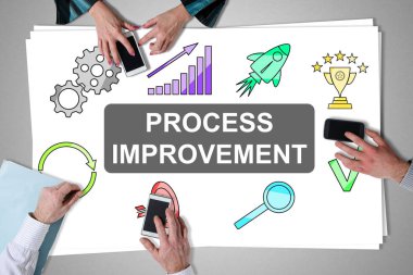 Bir masaya yerleştirilen proses geliştirme konsepti