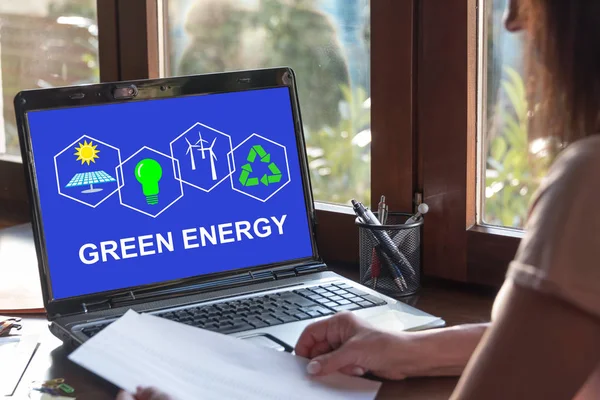 Concepto de energía verde en una pantalla portátil — Foto de Stock