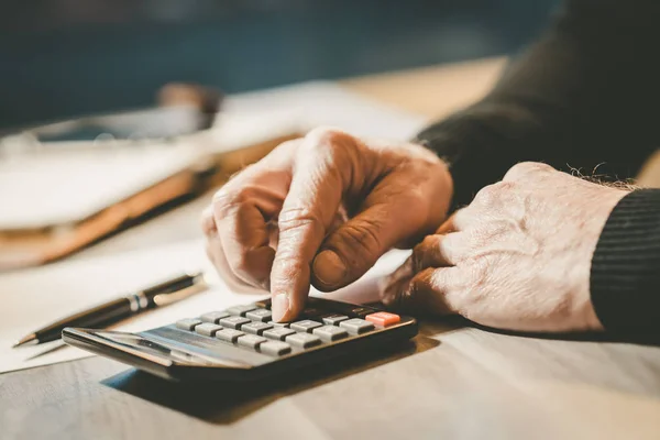 Mão masculina usando uma calculadora — Fotografia de Stock