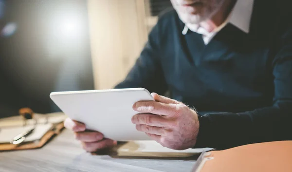 Uomo anziano usando il suo tablet — Foto Stock