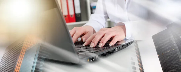 Mujer de negocios escribiendo en un ordenador portátil; exposición múltiple — Foto de Stock