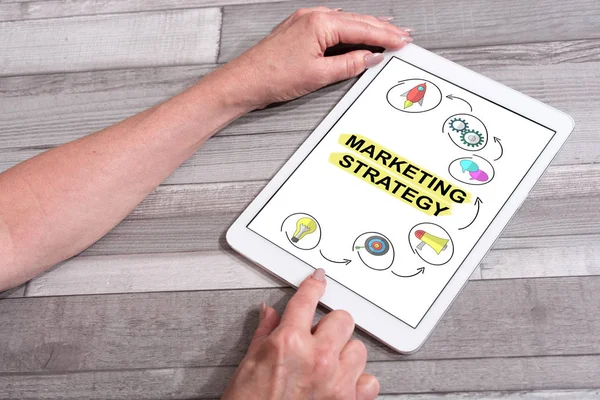 Concepto de estrategia de marketing en una tableta — Foto de Stock