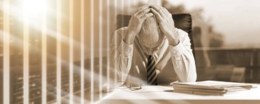 Ofiste oturan yorgun işadamı; birden fazla pozlama