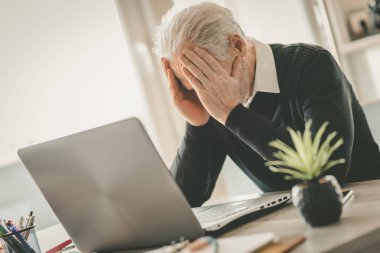 Ofiste oturan vurgulayan kıdemli işadamı