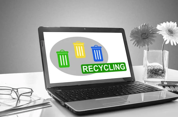 Concepto de reciclaje en una pantalla portátil — Foto de Stock