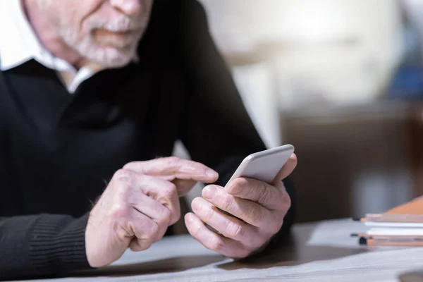 Man die zijn mobiele telefoon gebruikt — Stockfoto