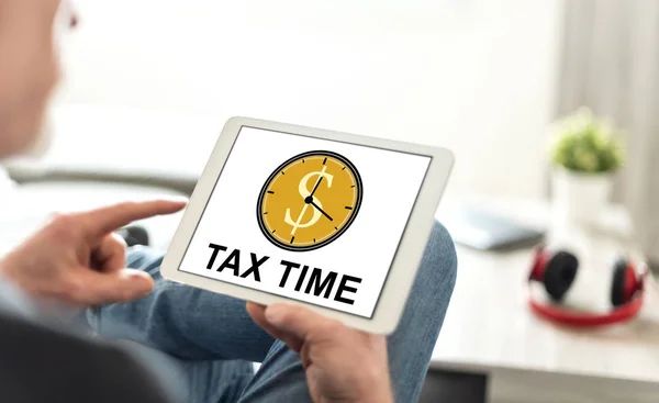 Daňová koncepce čas na tabletu — Stock fotografie