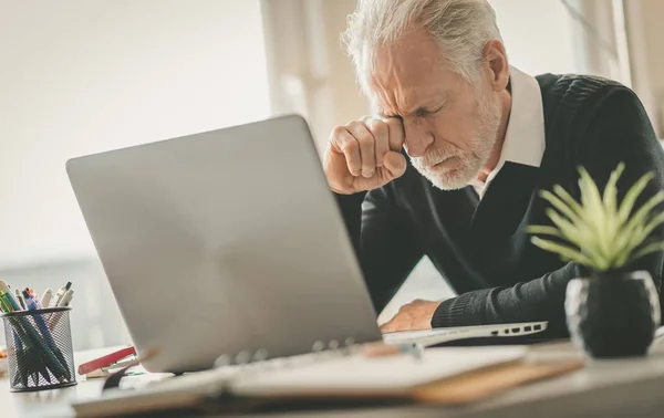 Müder Senior-Geschäftsmann sitzt im Büro — Stockfoto